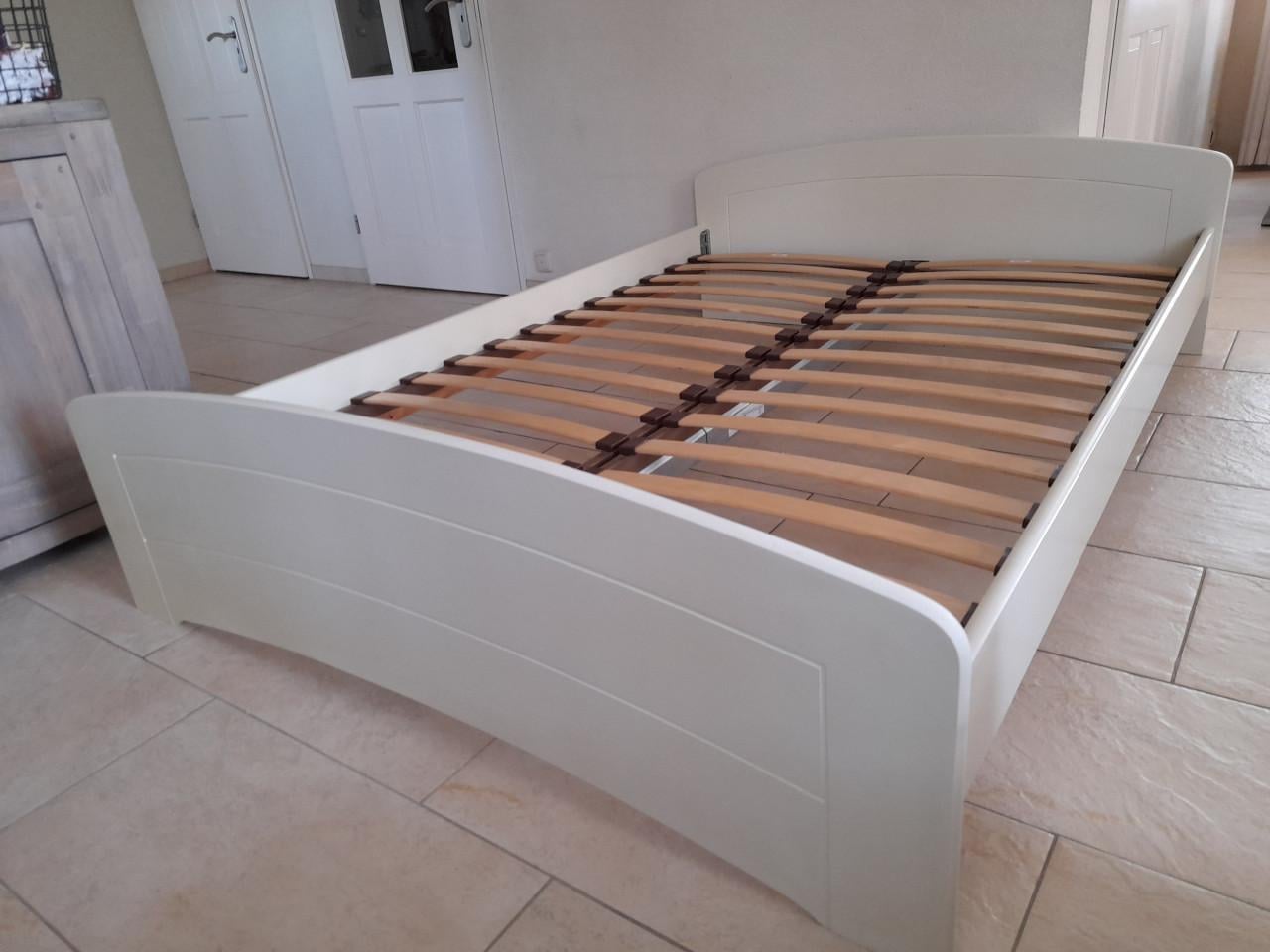 Mooi wit bed 140 x 200 (in goede staat )