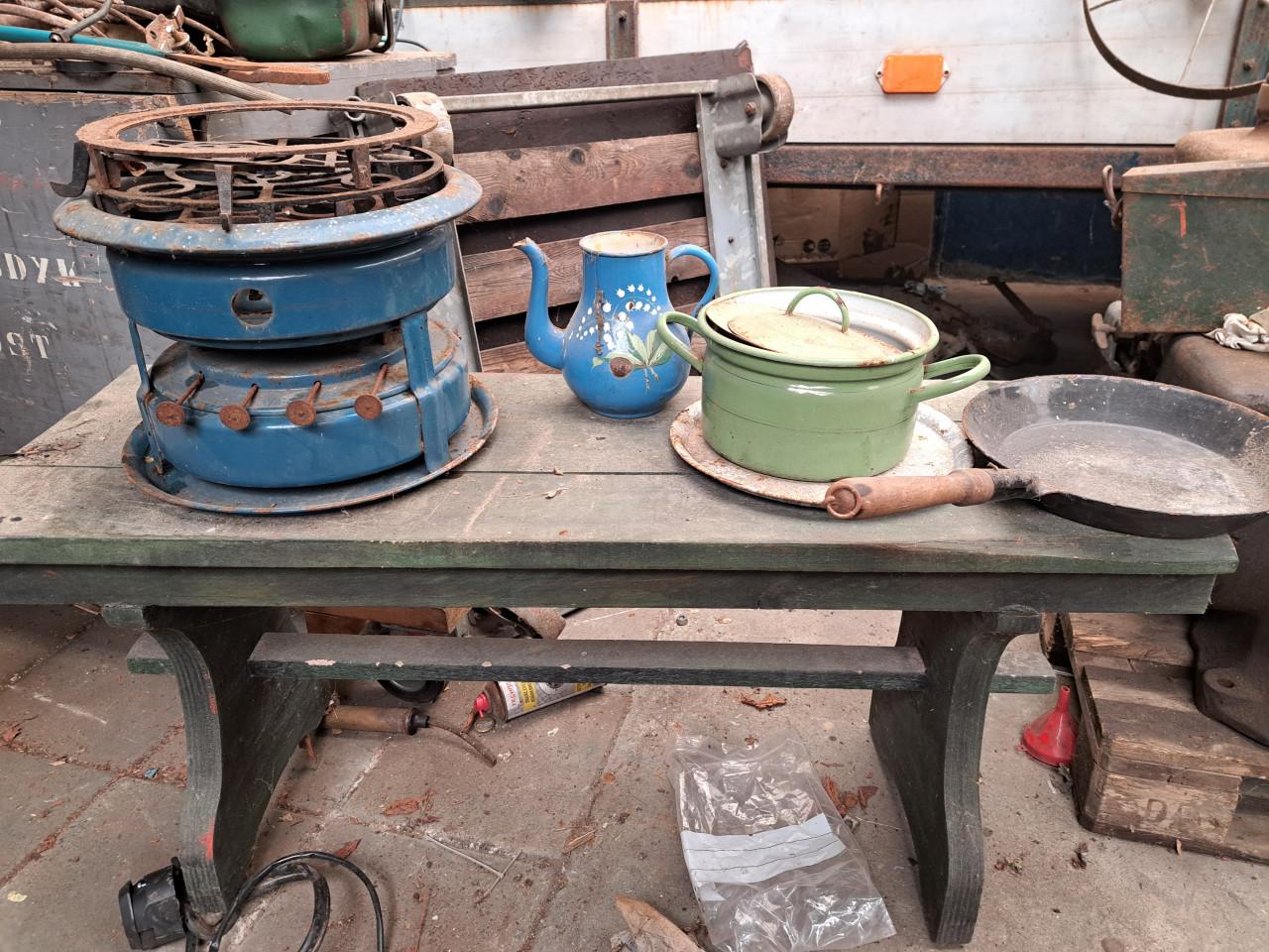Emaille petroleumstel en wat overiger