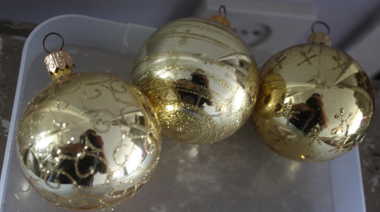 Set van 3 goudkleurige glazne kersbalen met werkje