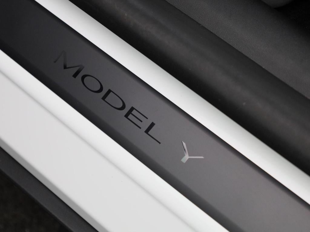 Tesla Model Y long range awd 75 kwh | 96% soh | fsd | btw-auto | lage km st