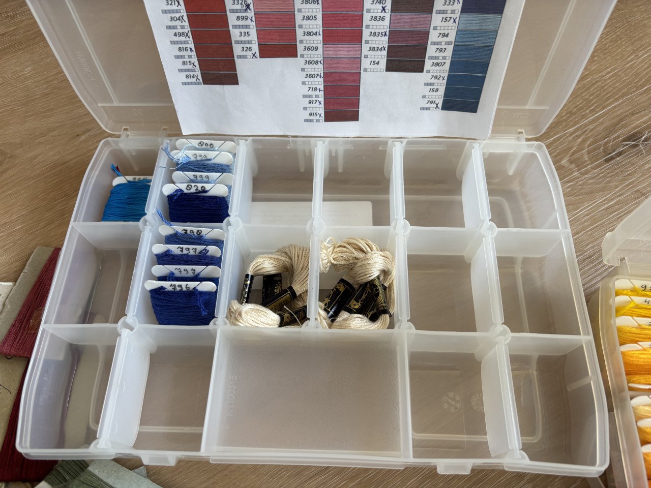DOZEN BORDUURZIJDE OP BOBBINS EN VEEL LOSSE