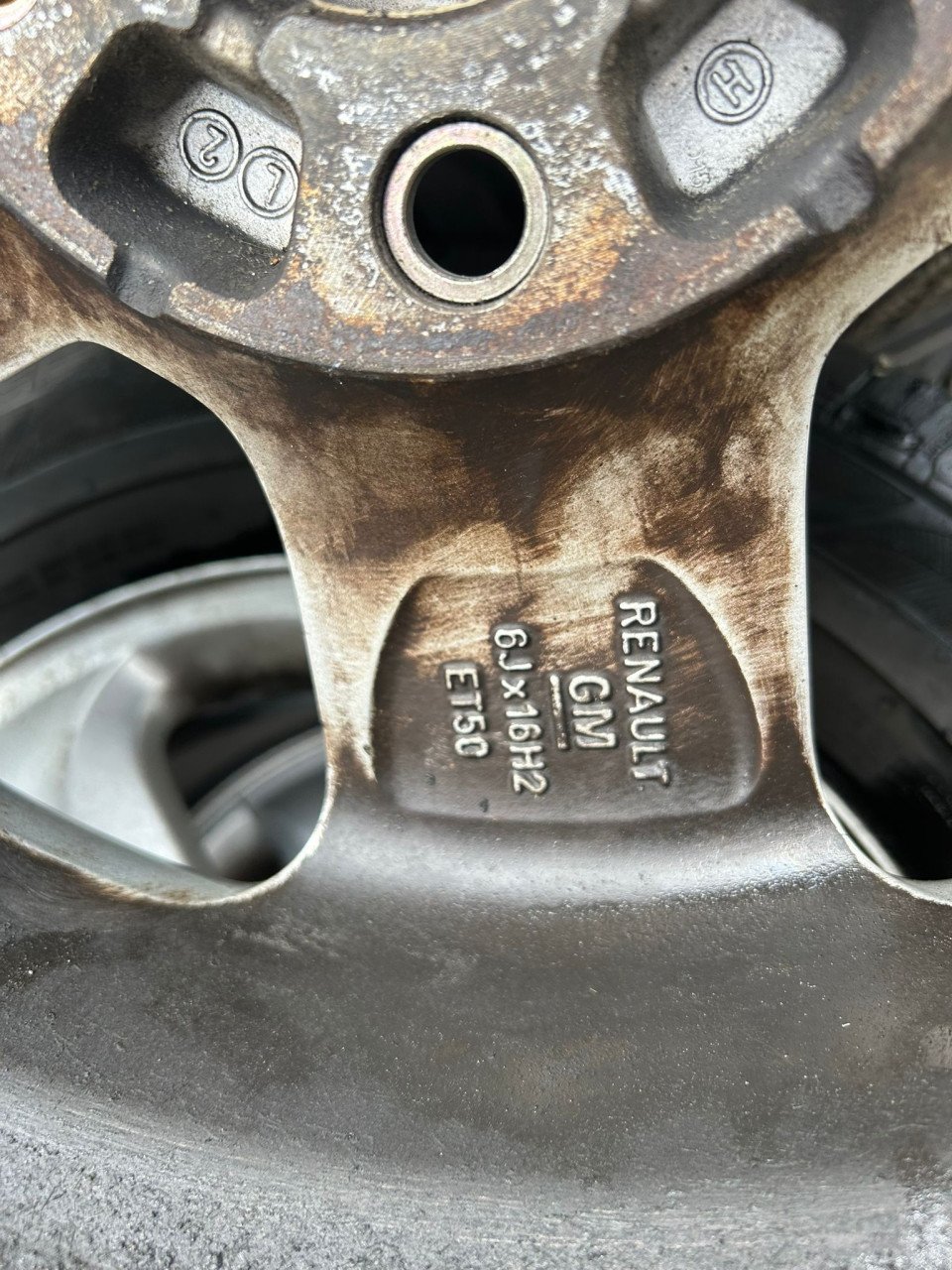 RENAULT ALUMINIUM VELGEN MET TYFOON BUSBANDEN 16C INCH