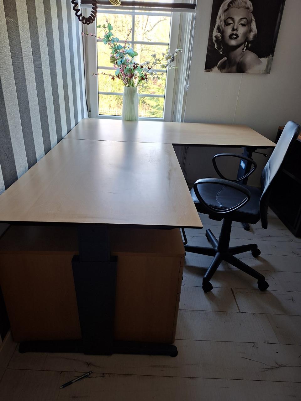 Hoekbureau compleet met ladeblok en 2 lage kasten