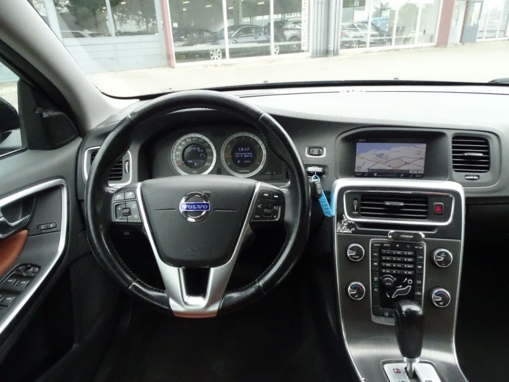 Volvo V60 2.0t momentum automaat | 200 pk | trekhaak