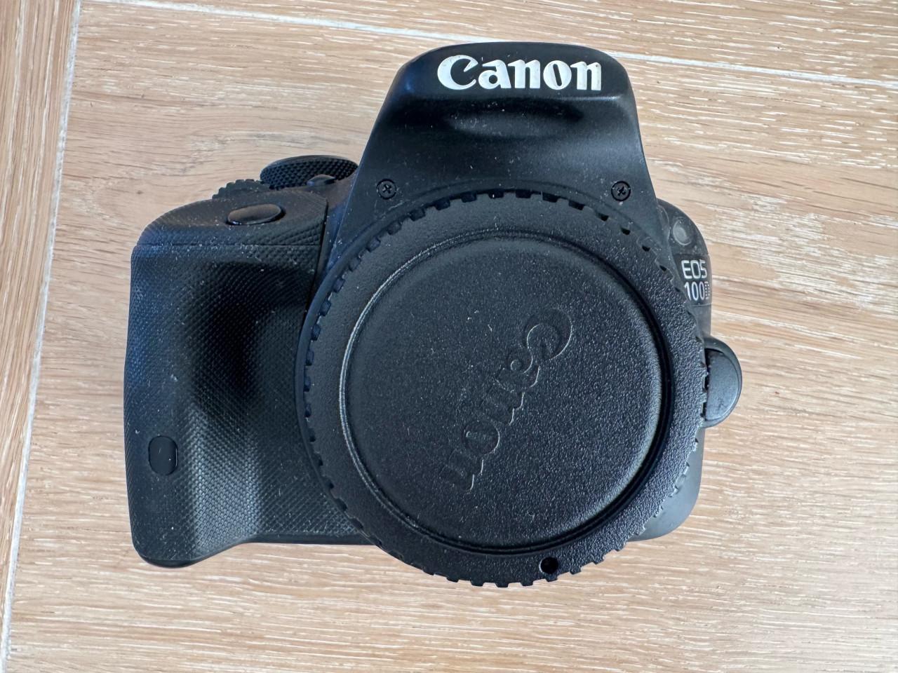 Canon EOS 100D camerabody inclusief lader, 4 accu’s, cover, doos en strap
