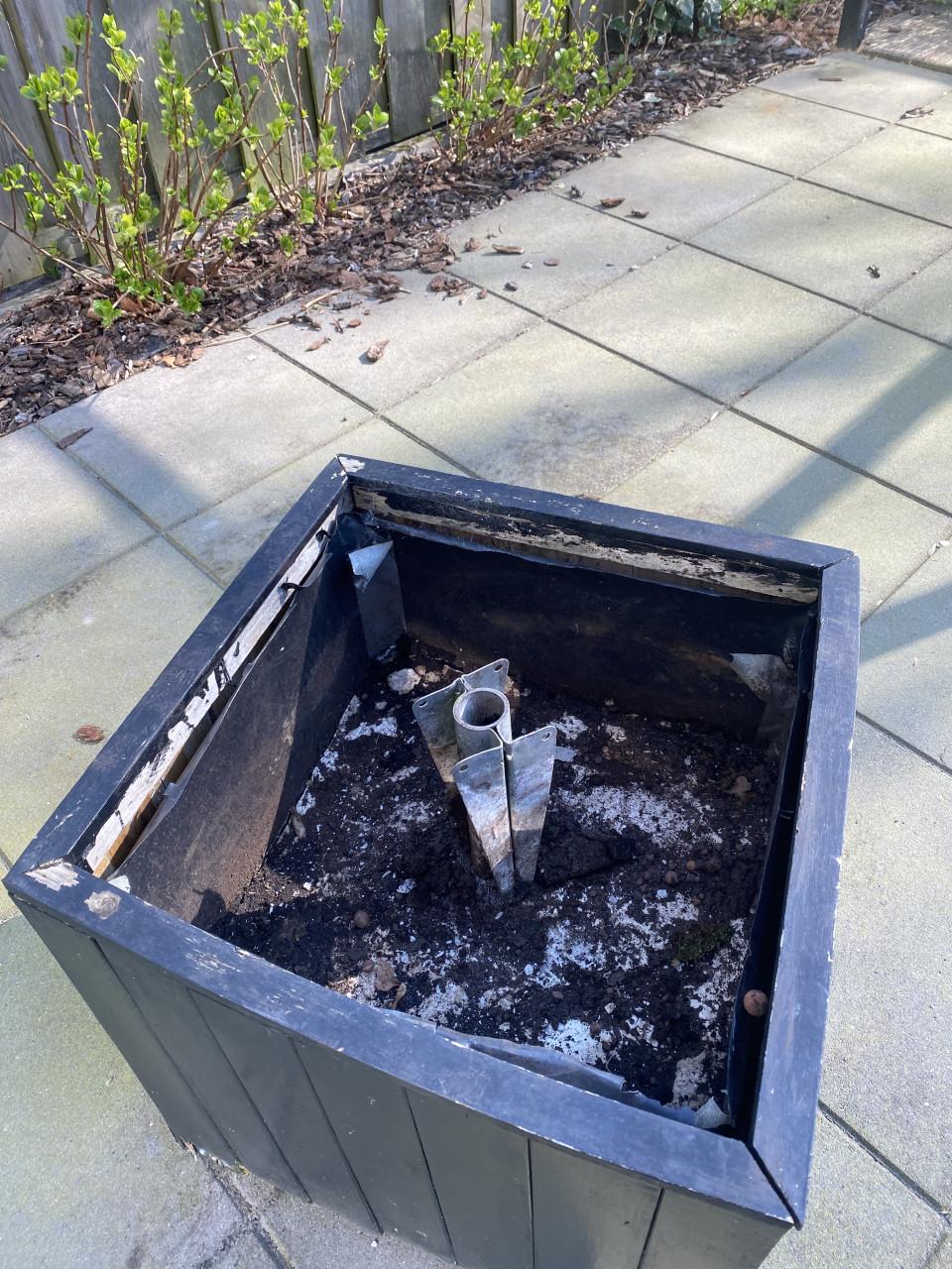 Bloembak met voet voor droogmolen