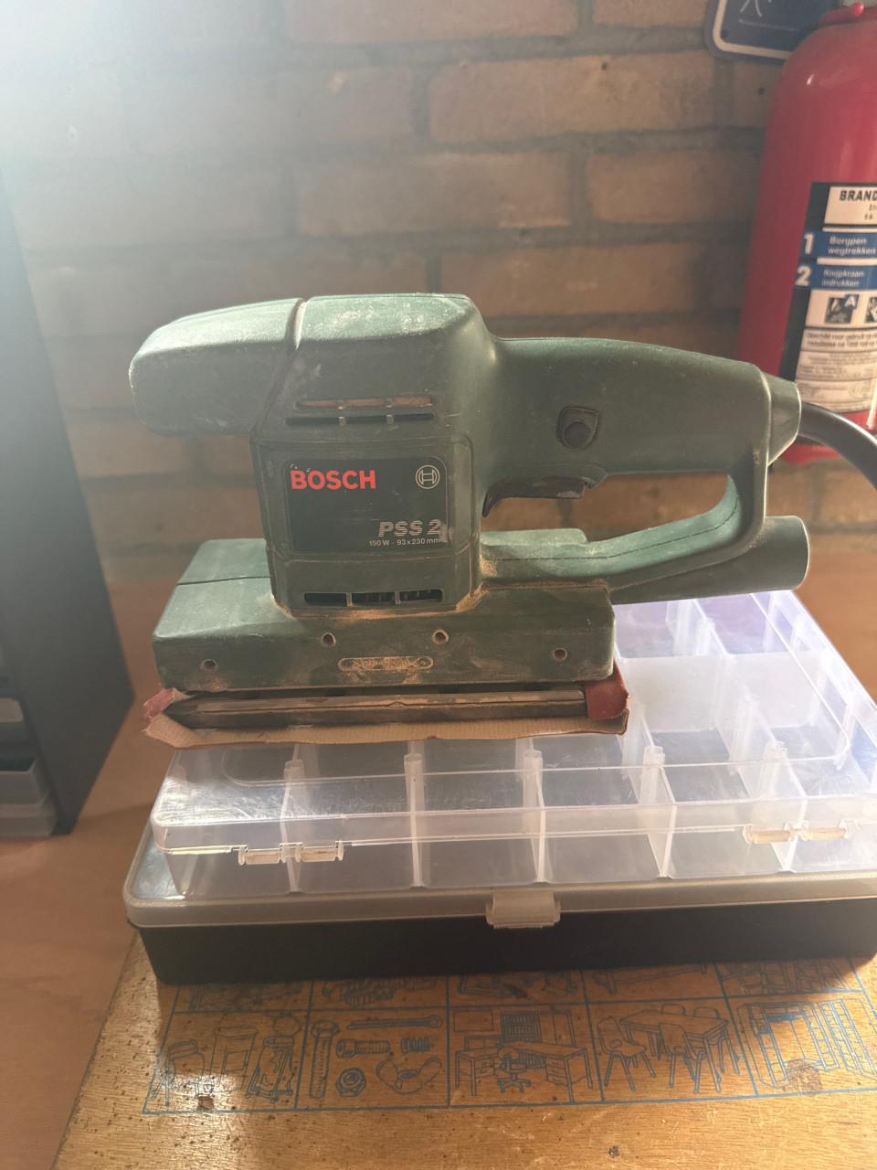 Schuurmachine Bosch en sorteerbakken