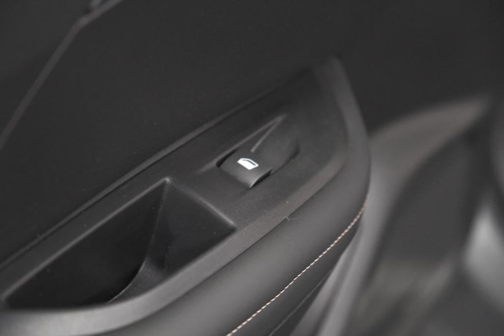 Peugeot 2008 puretech 100 allure | allseason banden | 360 camera | adaptiev