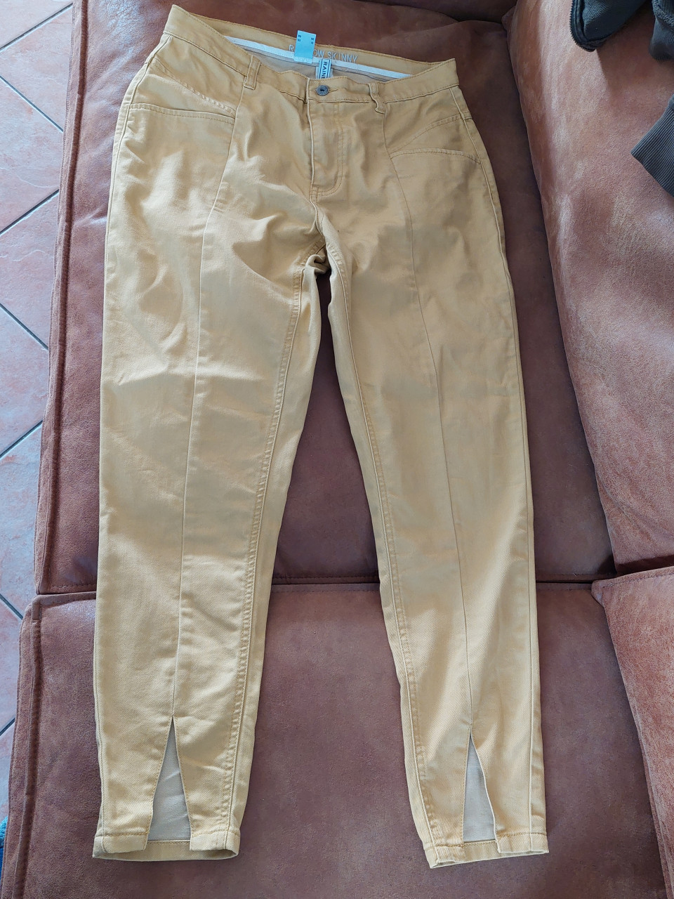Leuke okergele damesset mt 42 Rainbow& Jonn Baner