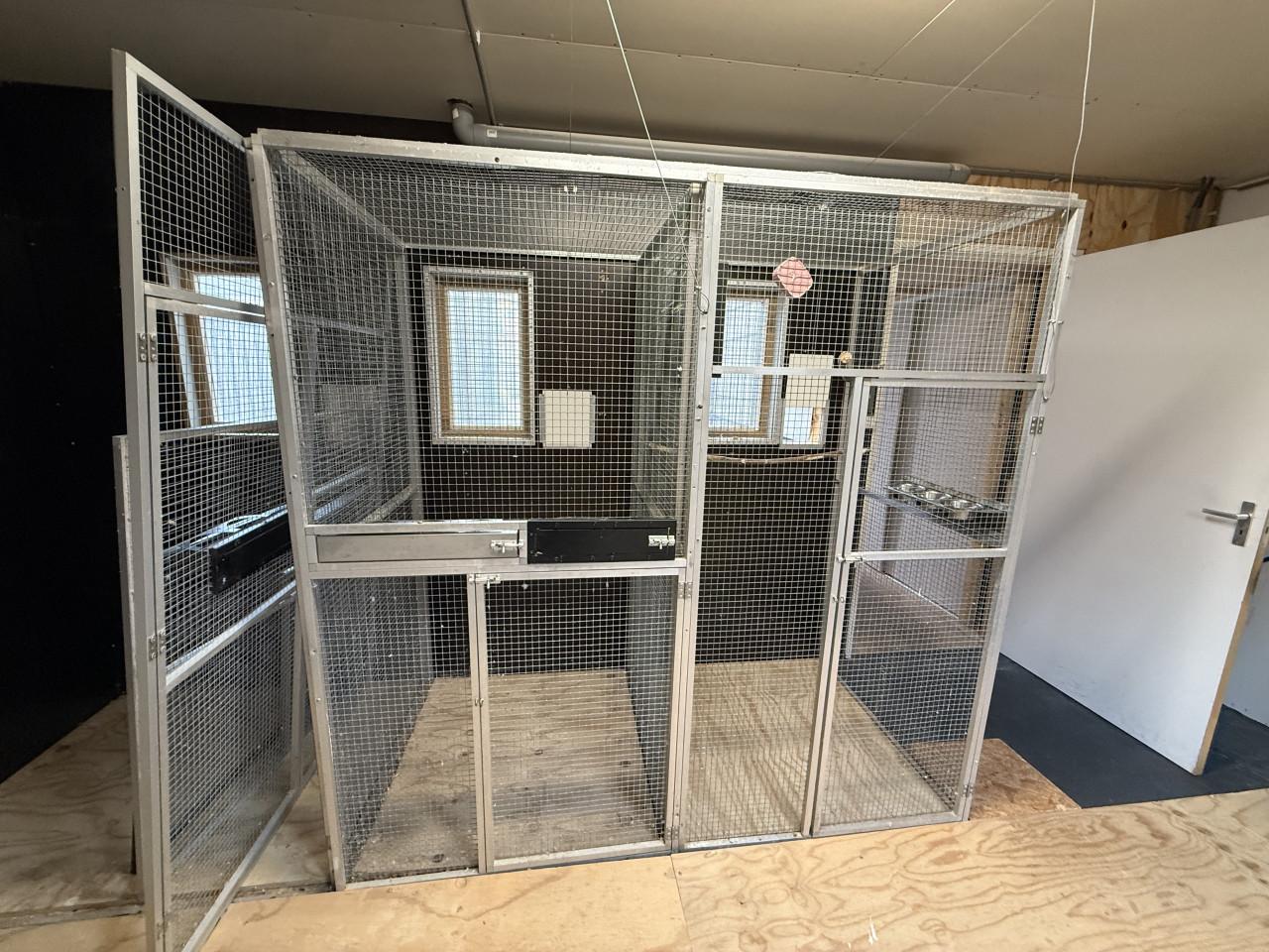 Volière met binnenlokken