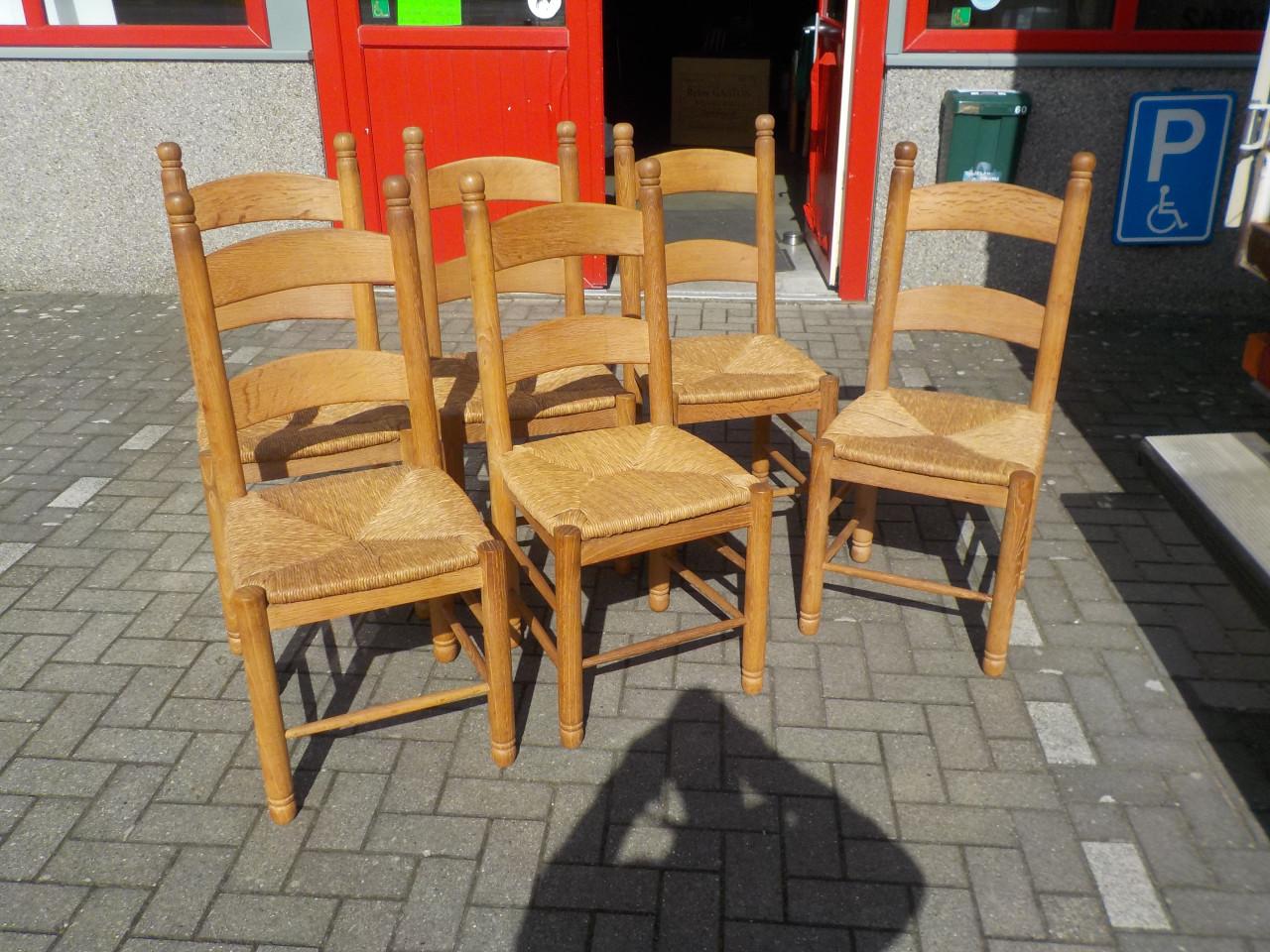 6 stevige stoelen met rieten zitting in goede staat