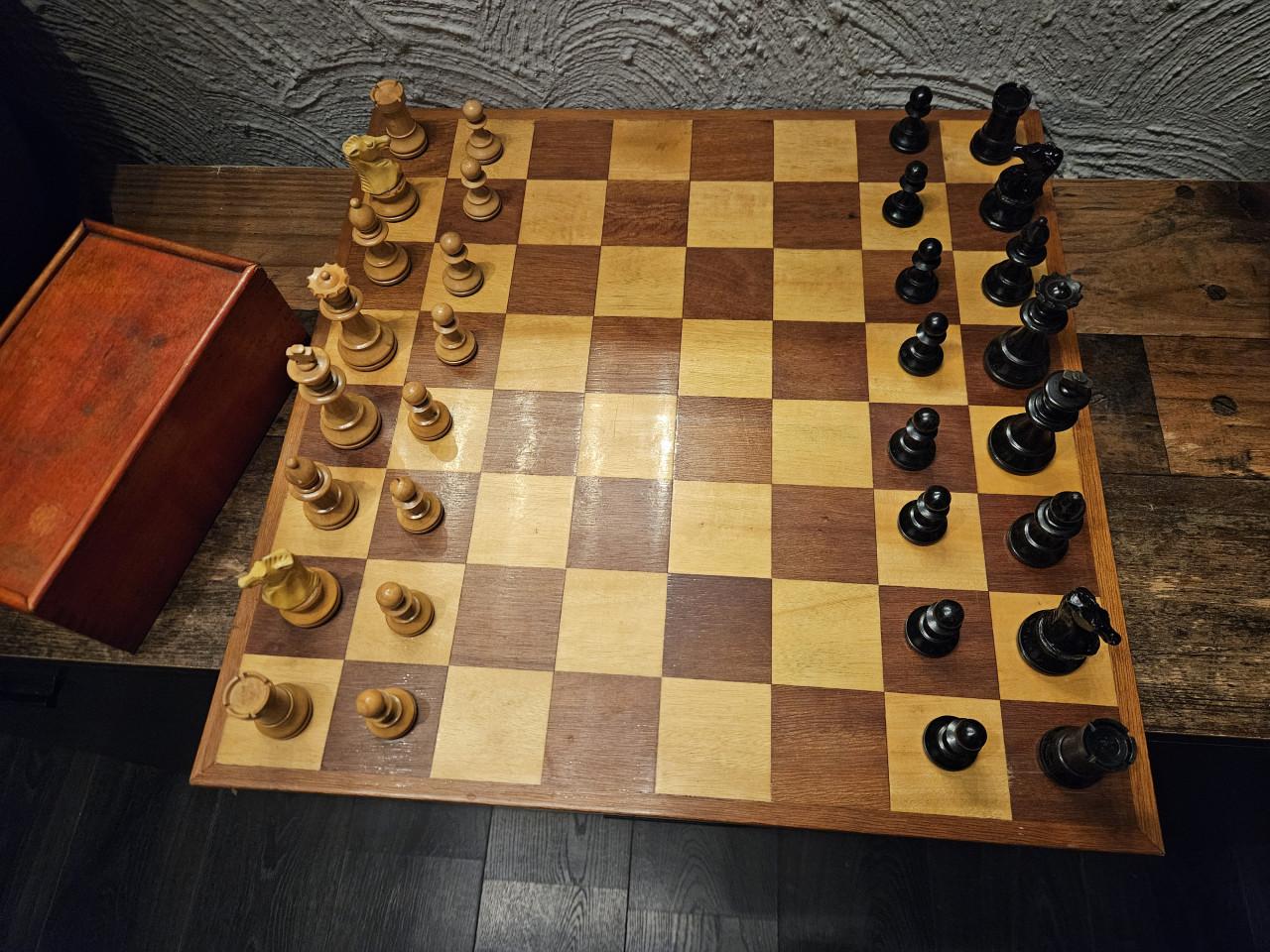 Prachtig groot houten schaakspel met houten opbergdoos