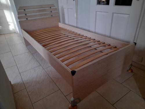 1 persoons bed 90 x 200 (in goede staat )