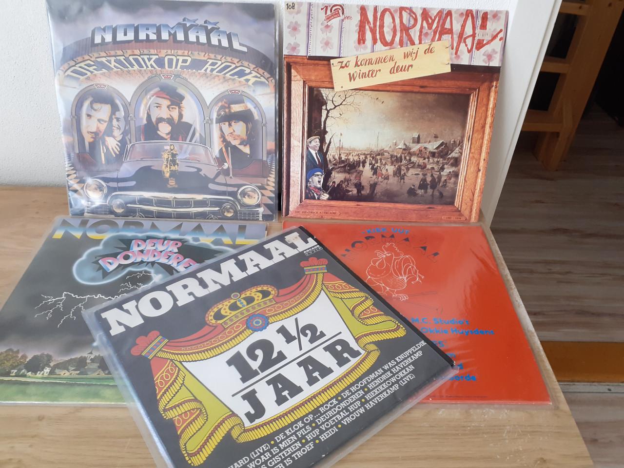 Cd s en lp s van NORMAAL en zomer jackHÖKEN