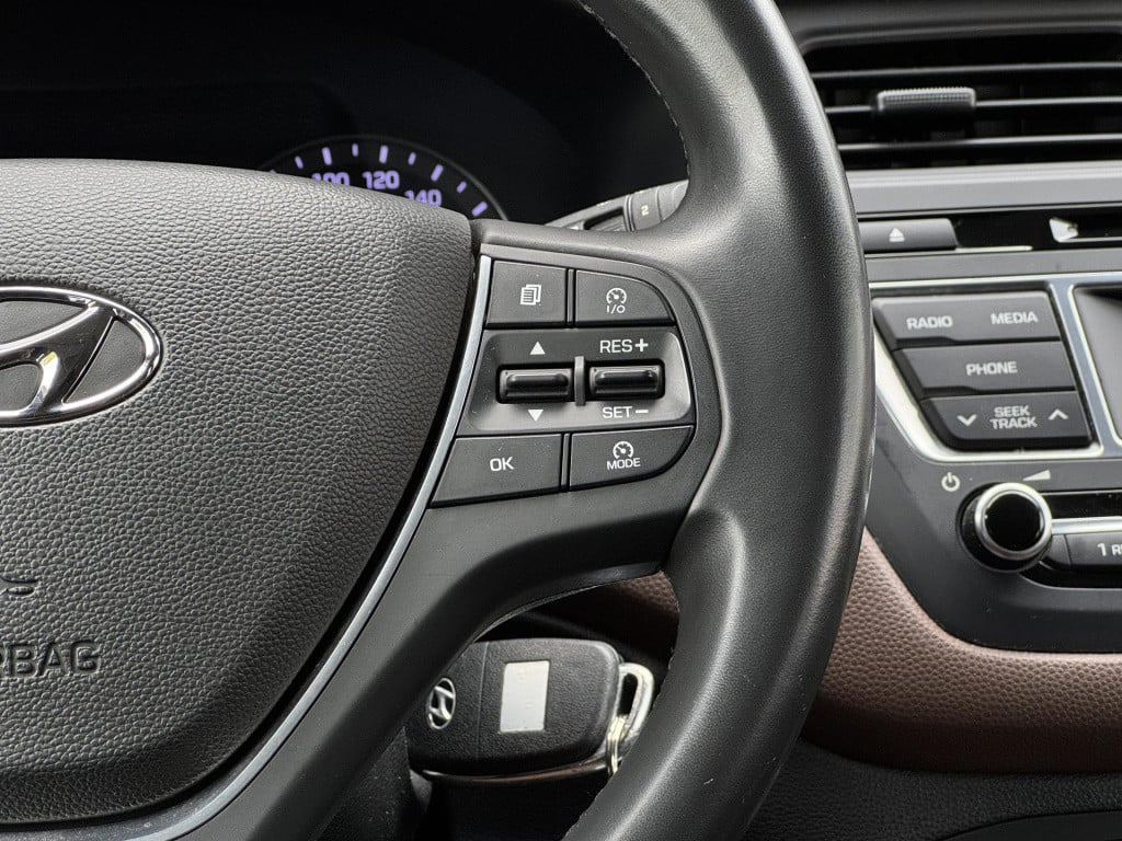 Hyundai I 20 1.2 hp i-motion premium | panoramadak | cruise & climate contr