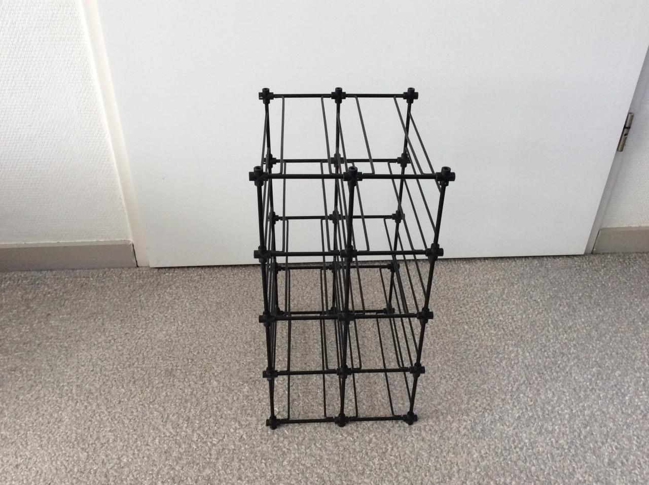 Wijnflesrekje voor minstens 8 flessen, afm. 41x22x24 cm.