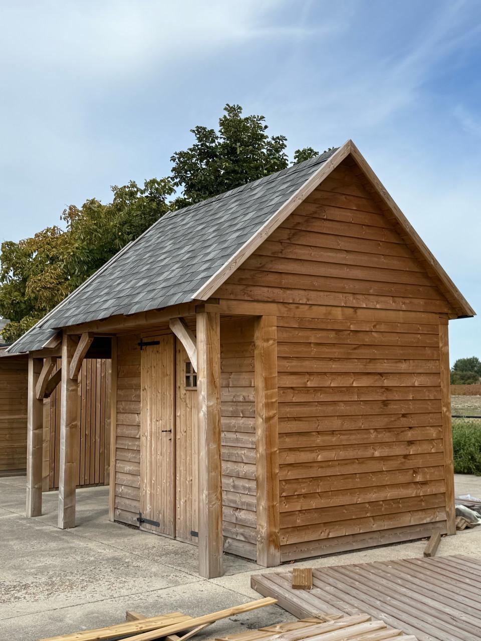 Statig tuinhuis met houtopslag