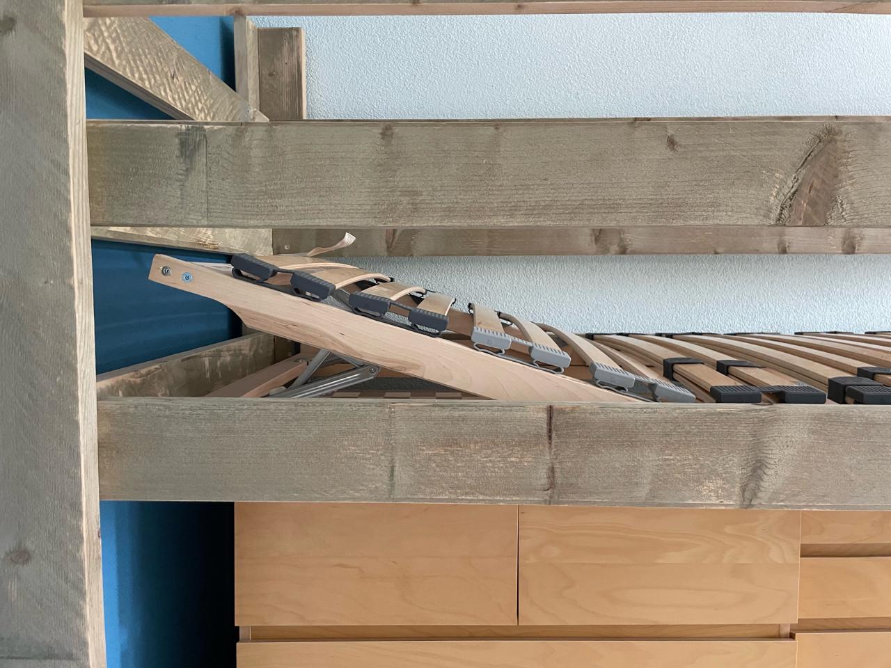 Bed hoogslaper (incl. verstelbare lattenbodem)