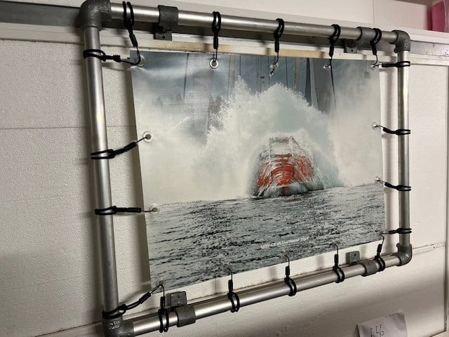 Foto in aluminium frame van vrije val-reddingsboot voor buiten