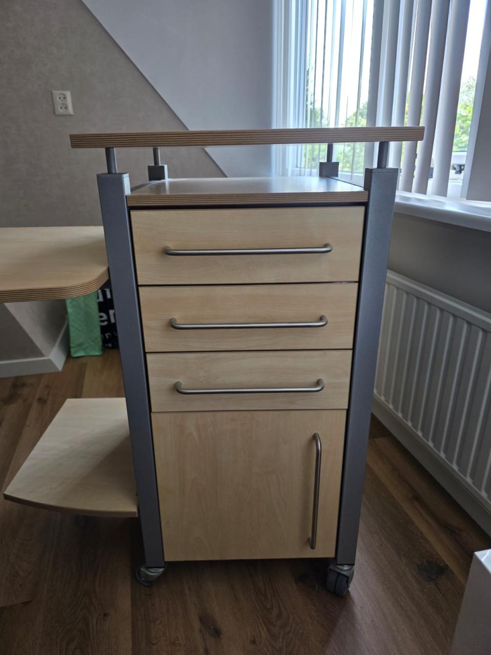 Hoekbureau met 1 draaibaar blad en ladekast.