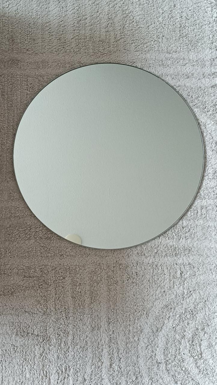Mooie ronde (badkamer) spiegel. Diameter 50 cm.