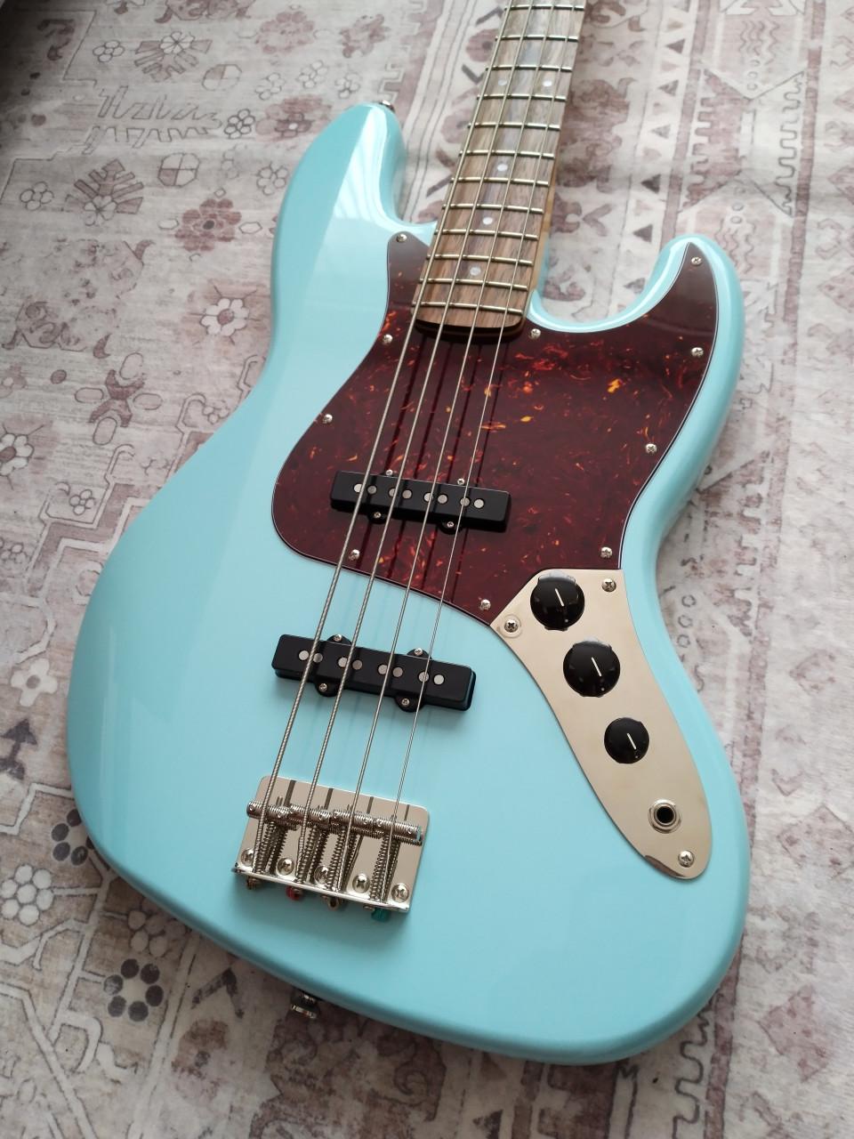 Squier Classic Vibe Jazz Bass Daphne Blue z.g.a.n. 300 euro.