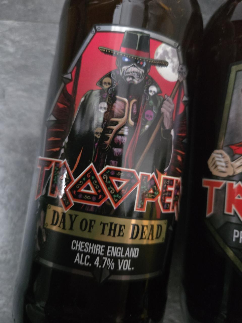 3 flesjes Trooper bier, ontwikkeld in samenwerking met de band Iron Maiden