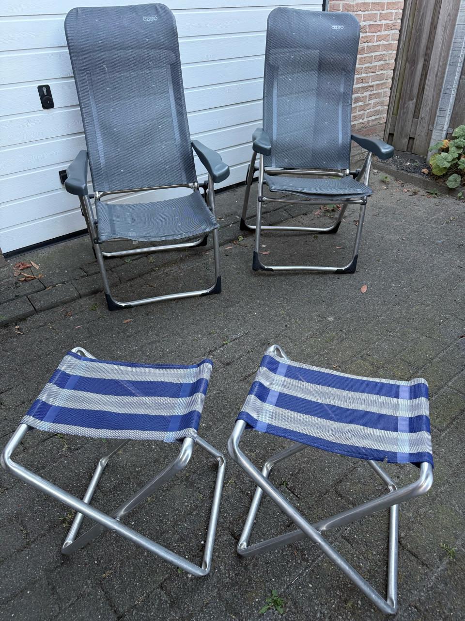 Kampeerstoelen, tafel en krukjes