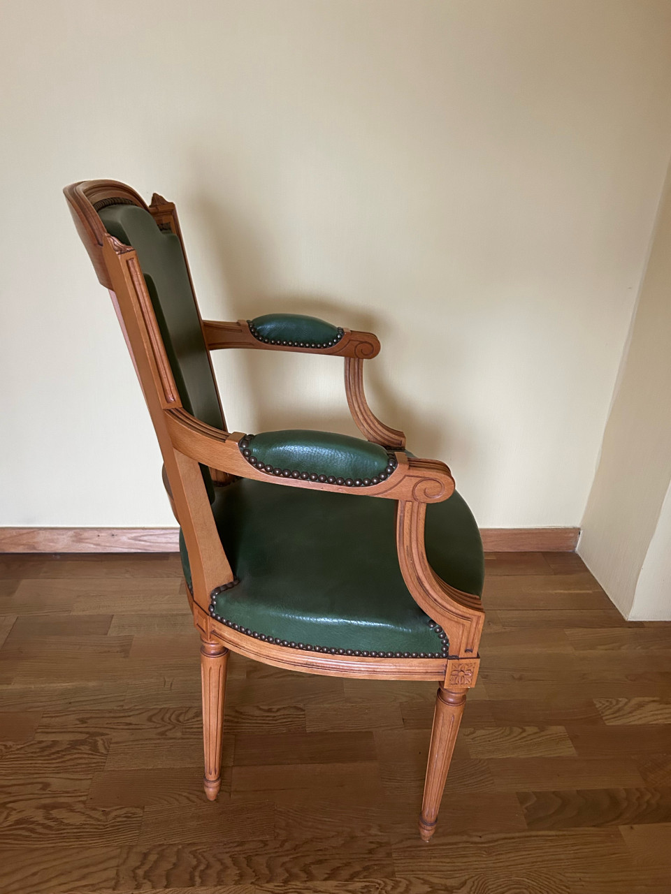 Antieke stoel met groen leder