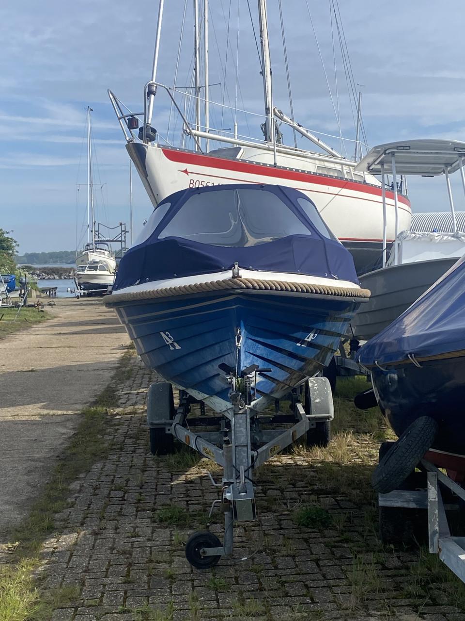 Leuke sloep, inclusief trailer, Mercury 9,9 pk motor en kussens te koop