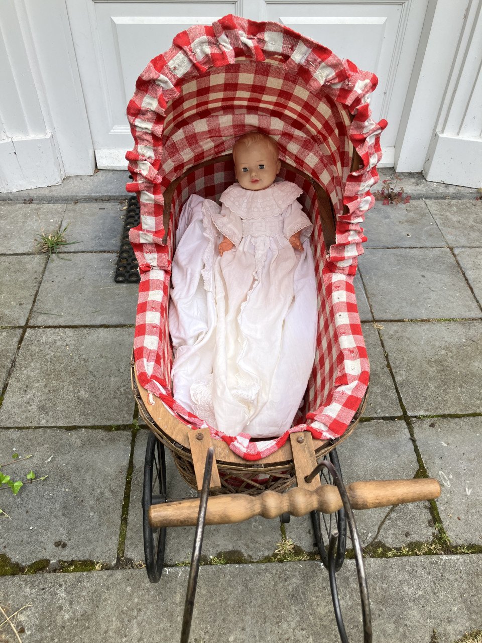 Vintage poppenwagen met lieve pop