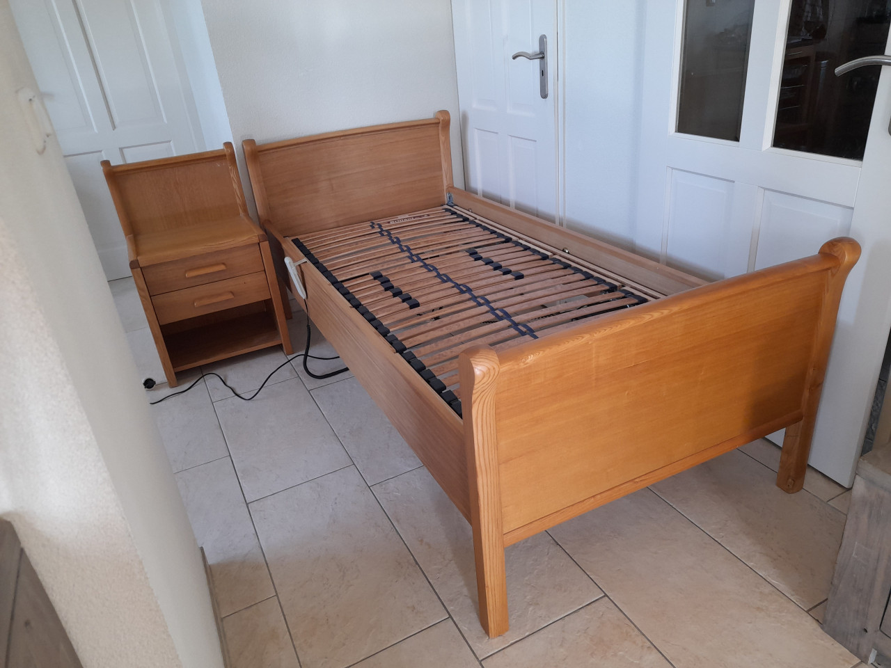 Elektrisch verstelbaar senioren bed 90 x 200( in goede staat) + nachtkastje