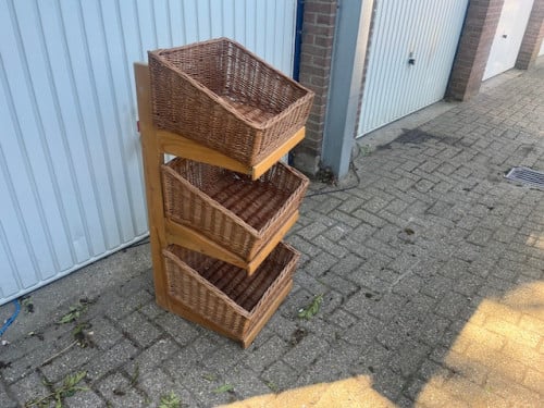 Rek met rietenmanden