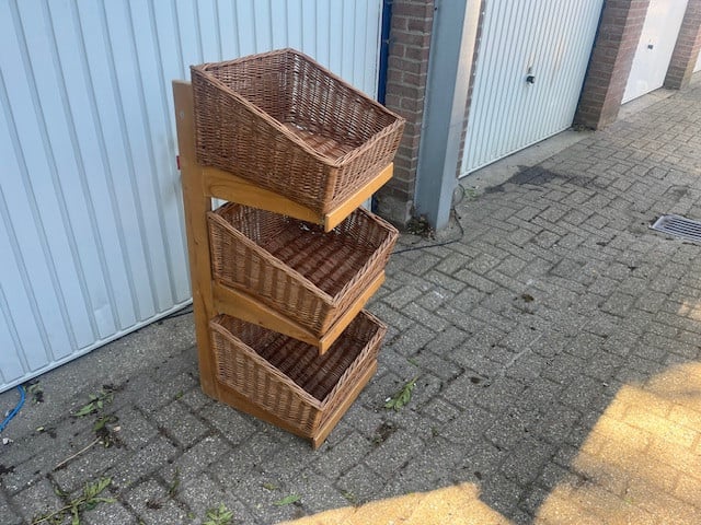 Rek met rietenmanden