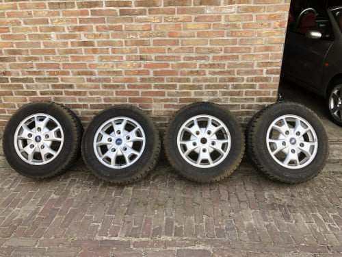 Uitstekende set Ford Aluminium velgen met winterbanden