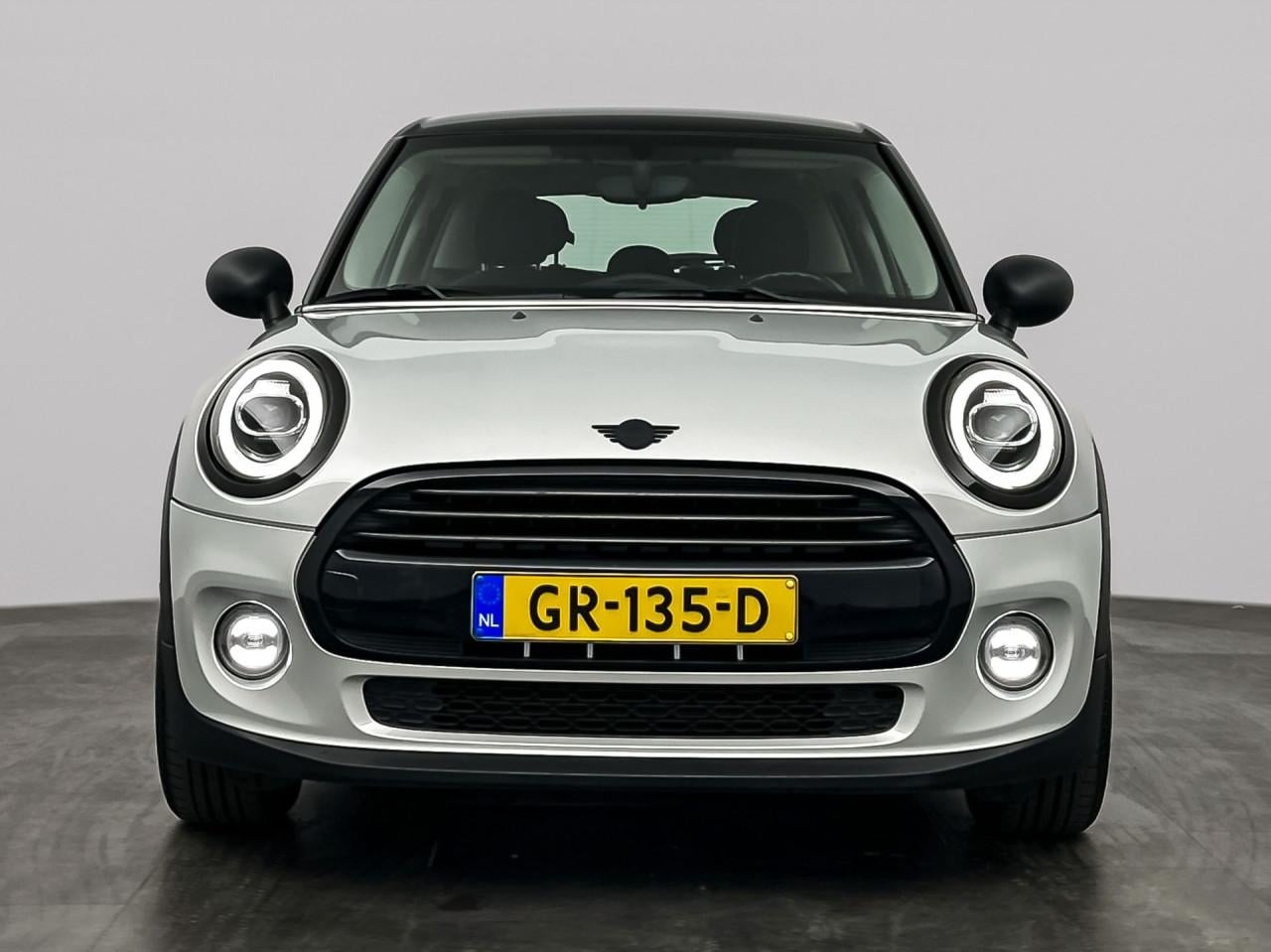 Mini Cooper 5 deurs in zeer nette staat in de kleur white-silver metalic