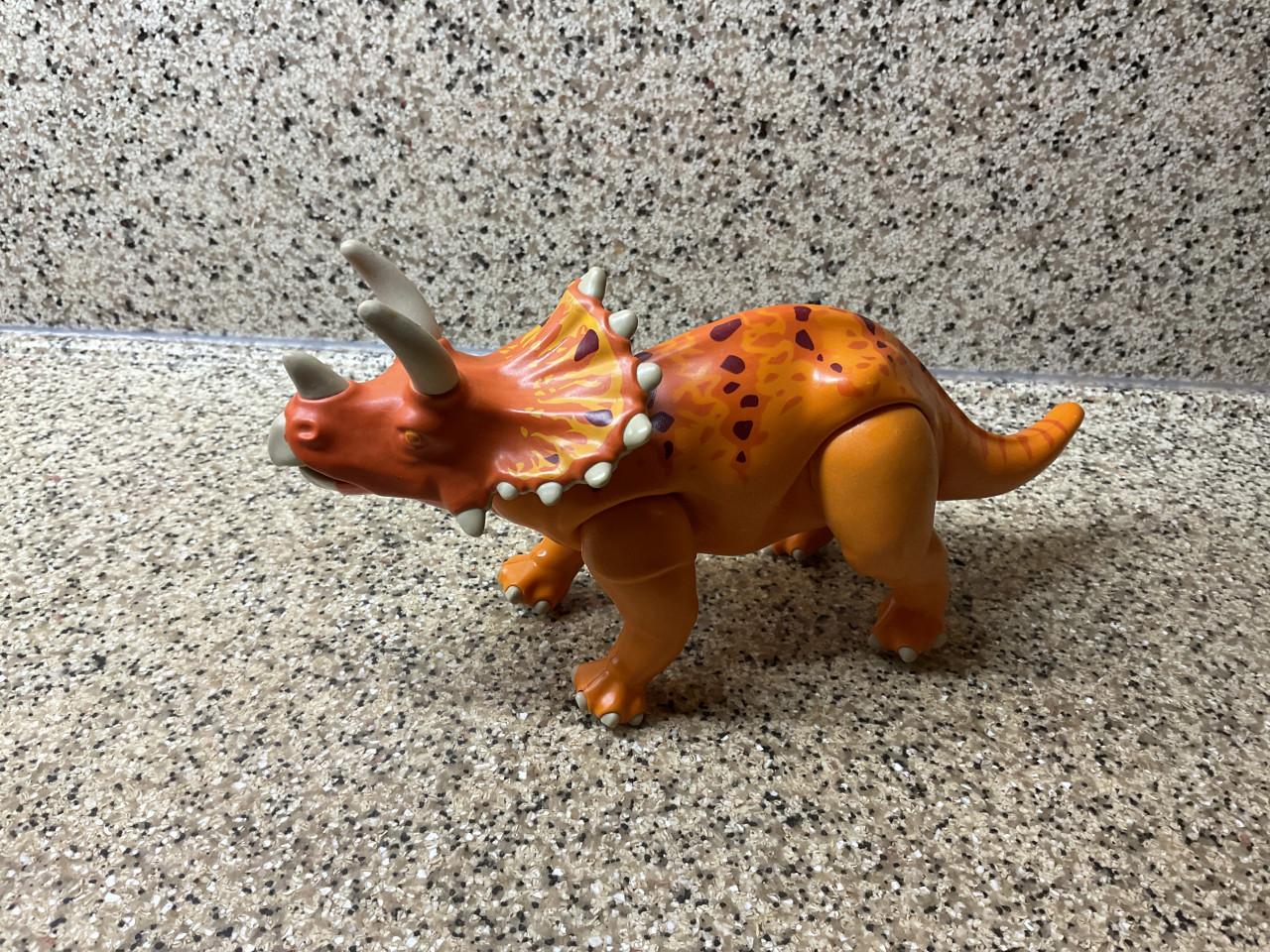 Playmobil.  Triceratops en Arc of Noah en space robot moon walker