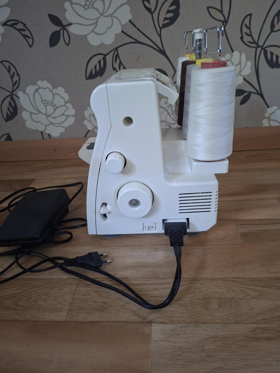 Singer overlockmachine 14sh654  naaimachine