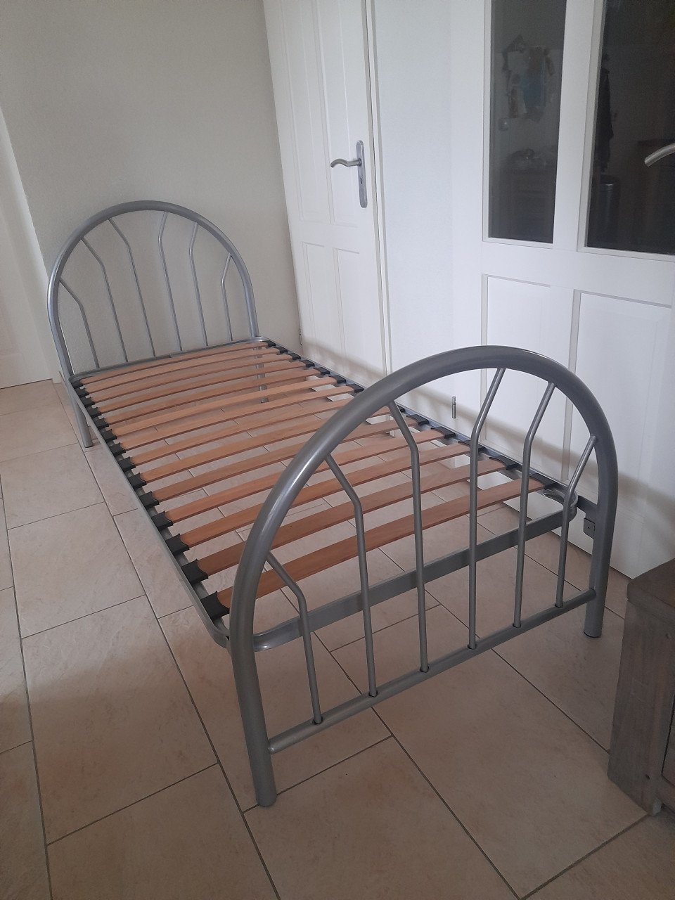 Metalen 1 persoons bed (in goede staat ) 90 x 200