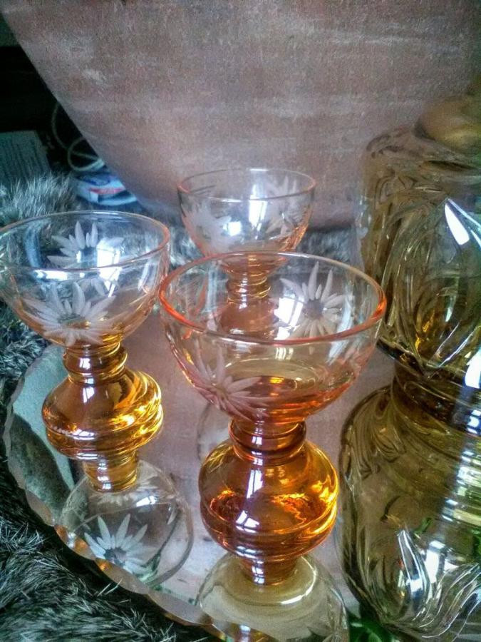 Oud likeursetje van amberkleurig persglas