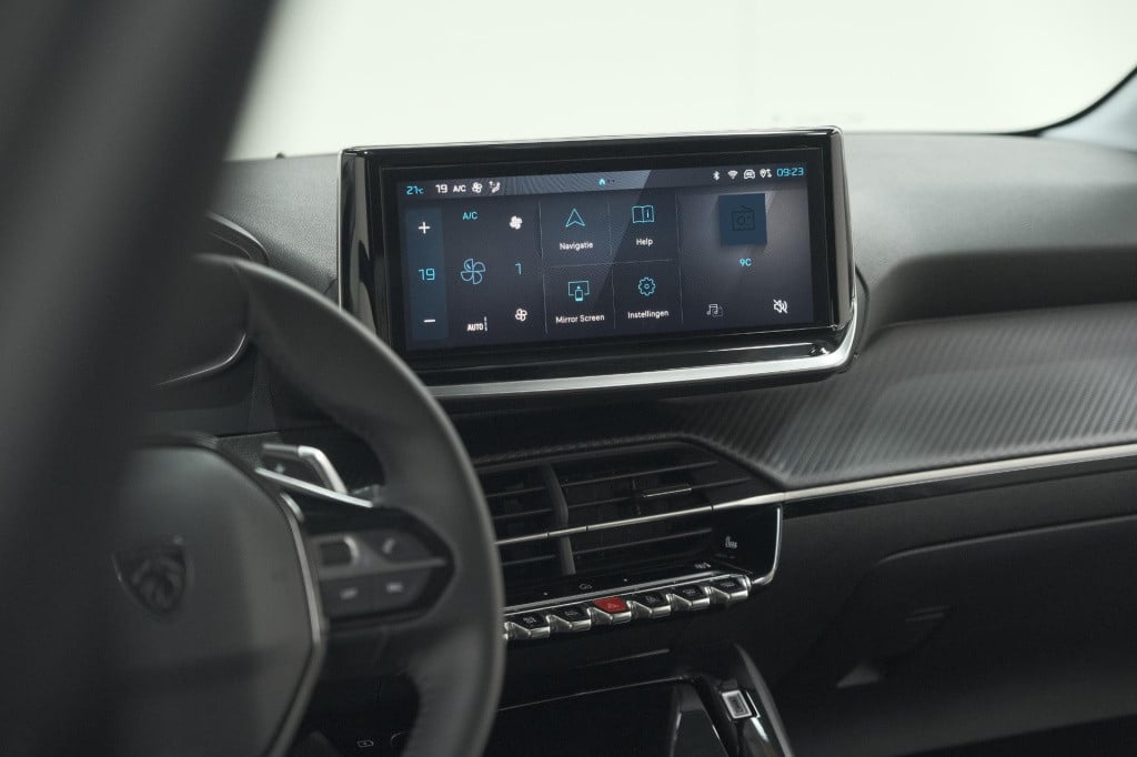 Peugeot 208 hybrid 100 e-dcs6 allure | camera | apple carplay | keyless ent