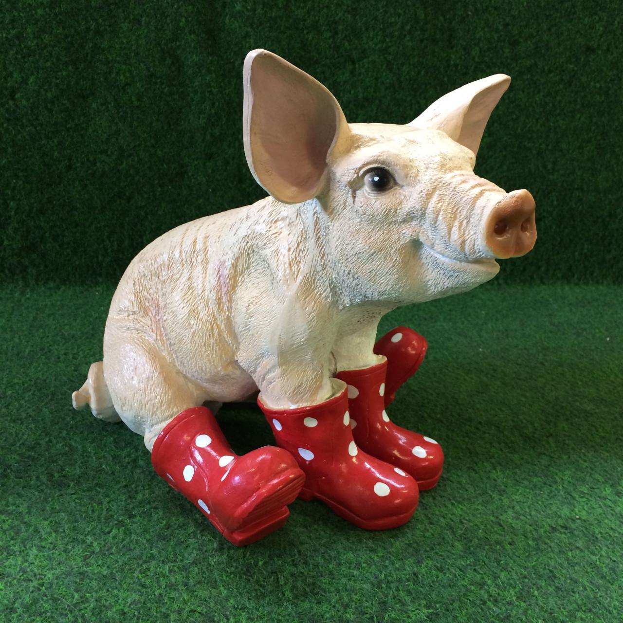 Varken zittend met groene laarzen