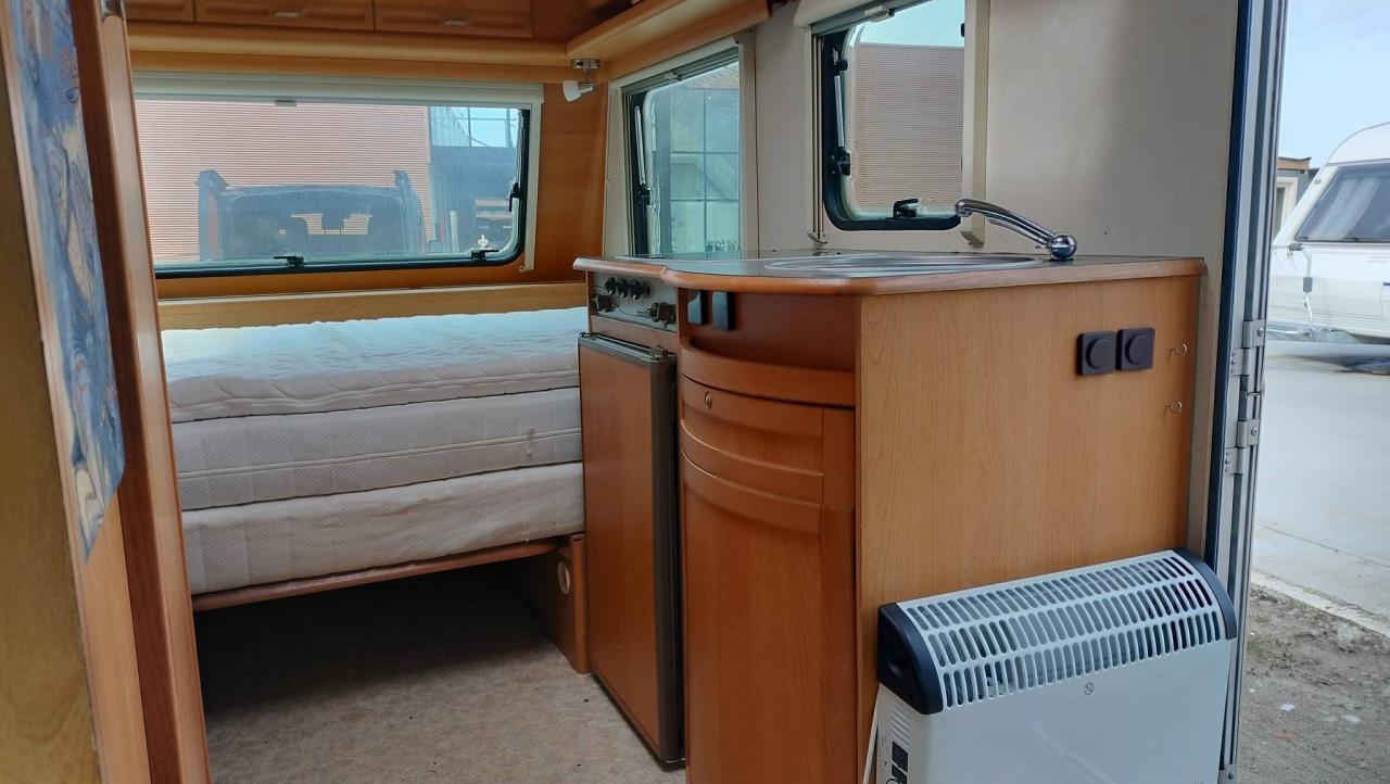 Adria 431 DD (2002) met voortent