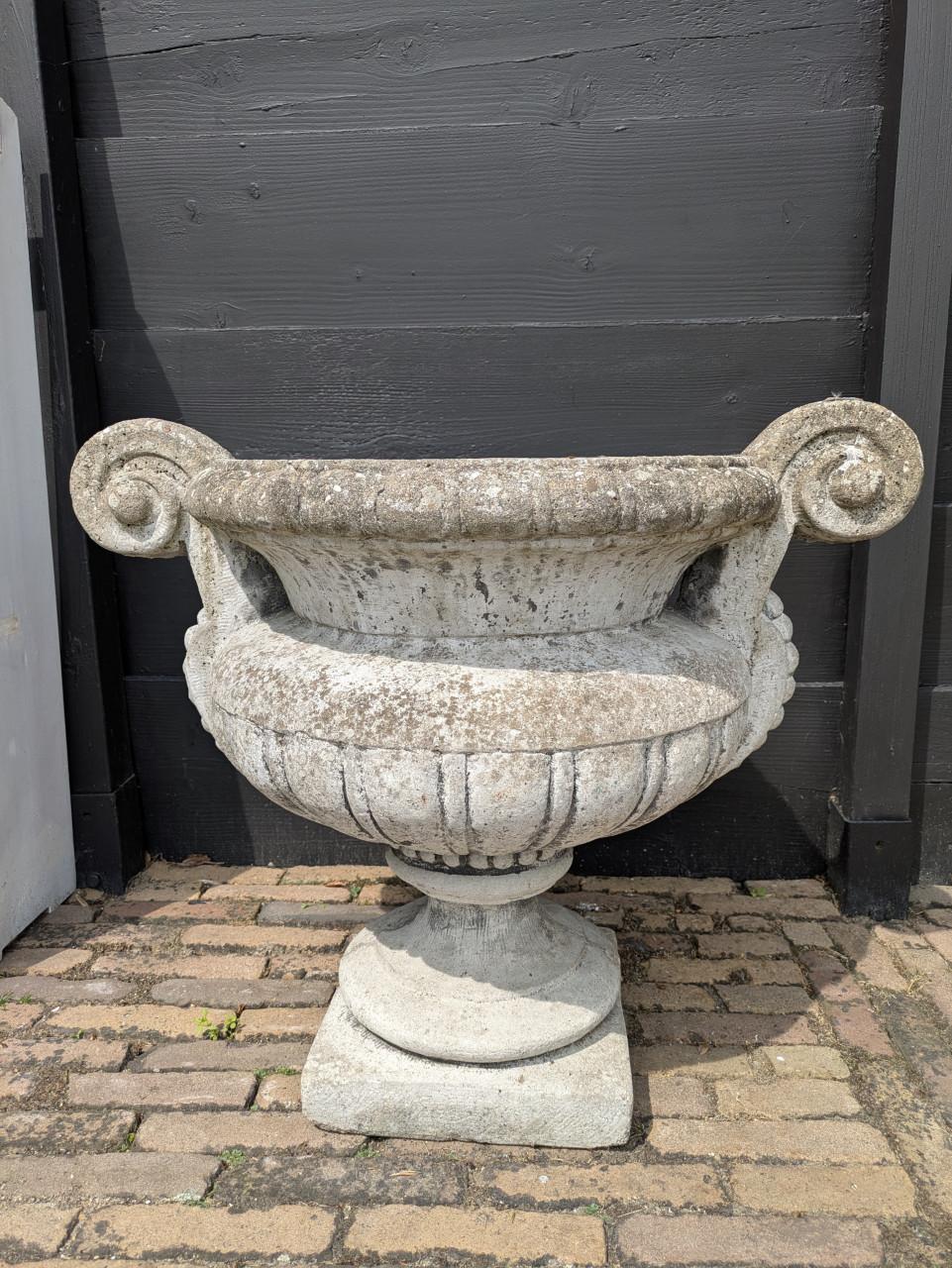 Grote betonnen bloempot
