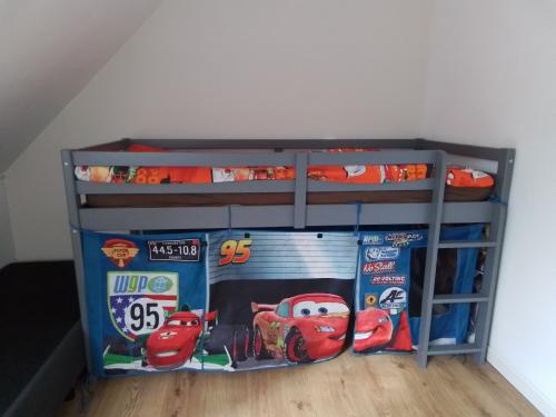 Halfhoog slaper van cars en bedbodem met pootjes