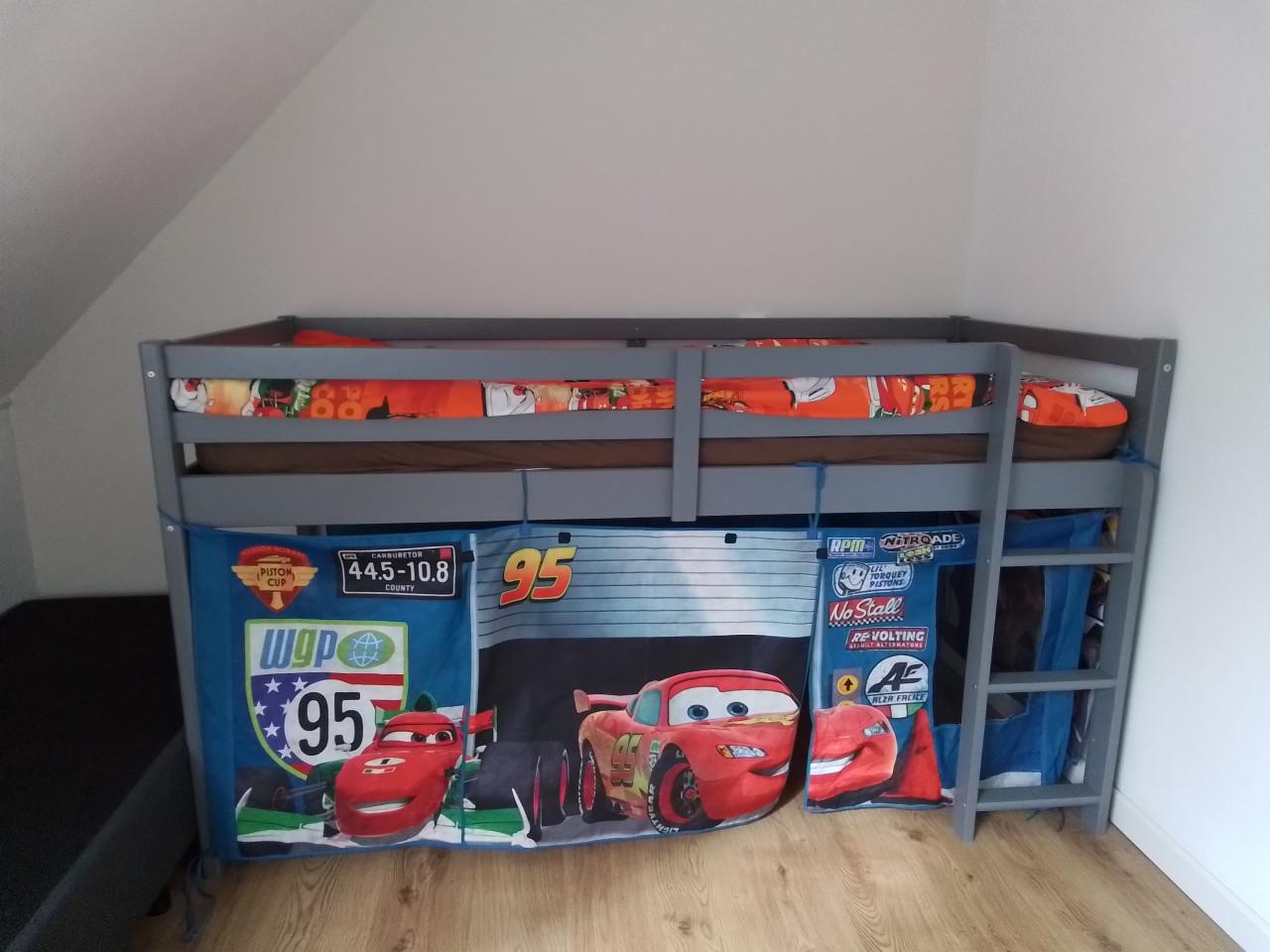 Halfhoog slaper van cars en bedbodem met pootjes