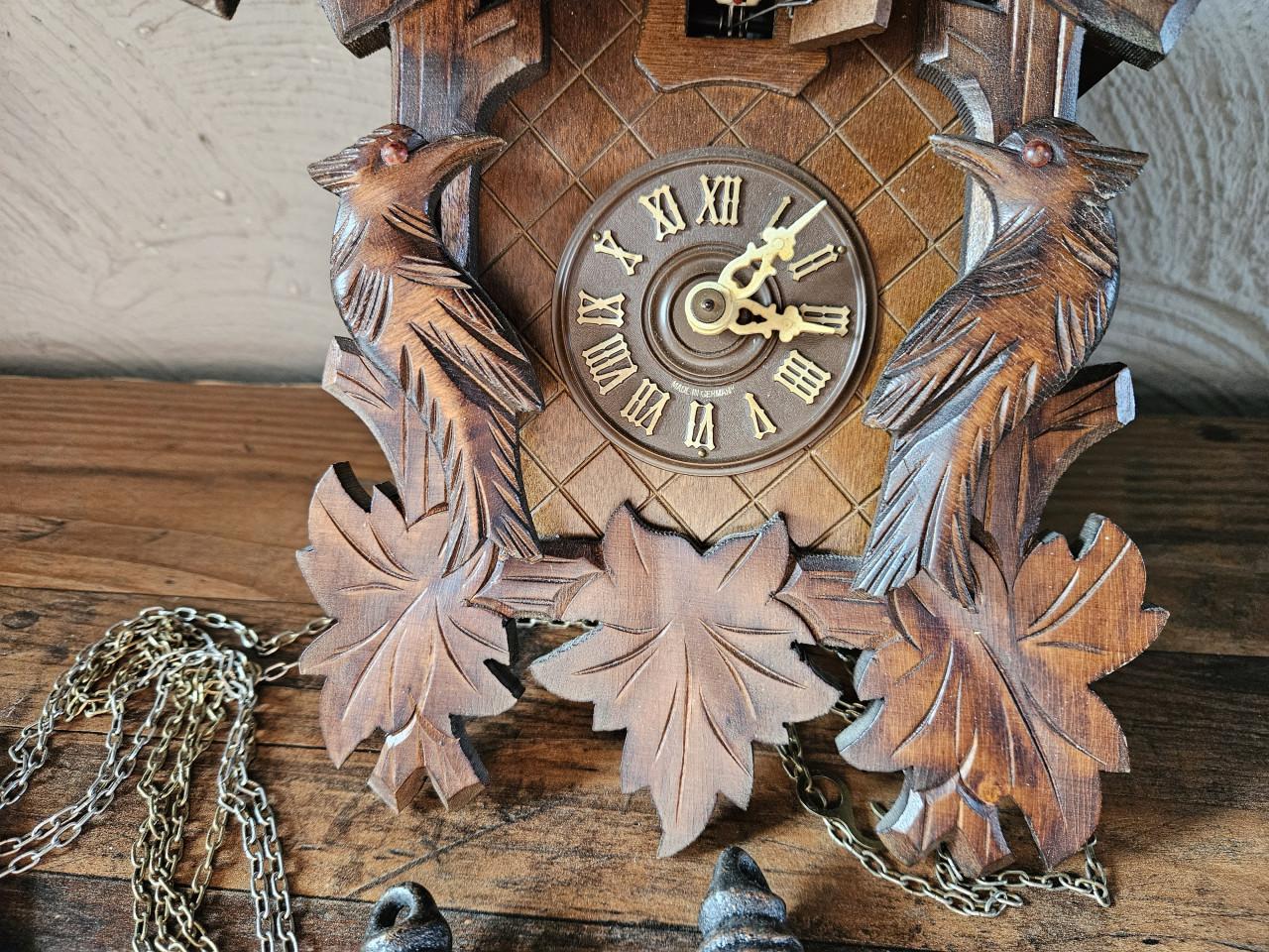 Antieke Koekoeksklok met Hertenkop en Jachttafereel