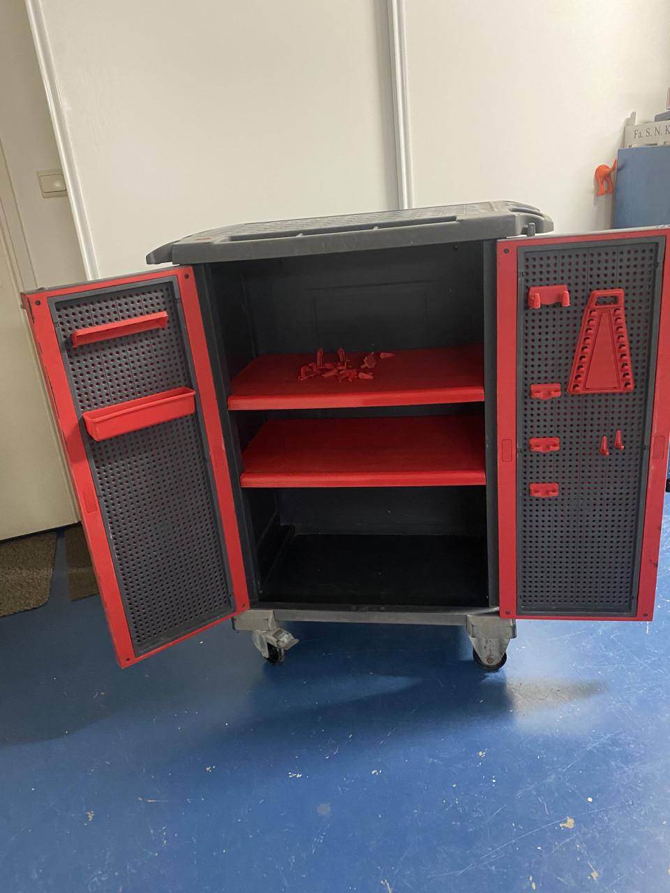 Materiaal kast op wielen