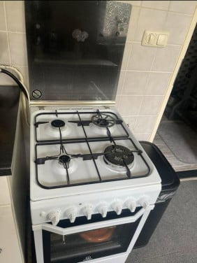 Gasfornuis met elektrische heteluchtoven wokbrander en gasslang als nieuw