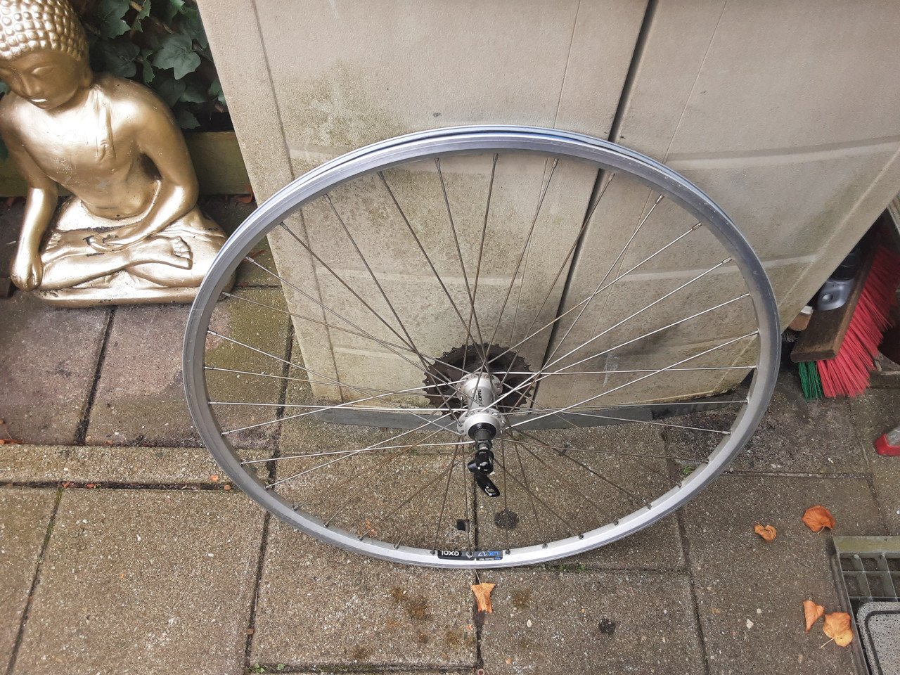 28 inch. Shimano achterwiel, 9 speed cassette, uitvalnaaf